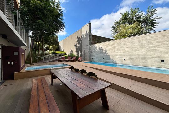Apartamento mobiliado em Pinheiros com 2 quartos, 1 suíte e varanda. Ideal para compra. — Área comum - Piscina
