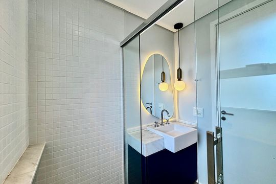 Apartamento mobiliado em Pinheiros com 2 quartos, 1 suíte e varanda. Ideal para compra. — Banheiro