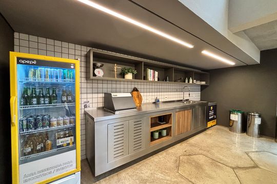 Apartamento mobiliado em Pinheiros com 2 quartos, 1 suíte e varanda. Ideal para compra. — Área comum