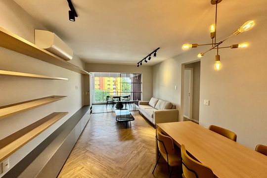 Apartamento mobiliado em Pinheiros com 2 quartos, 1 suíte e varanda. Ideal para compra. — Sala