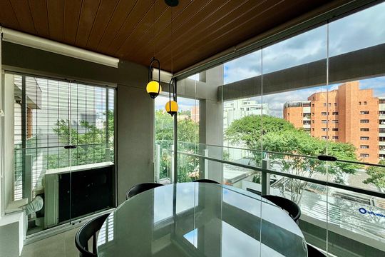 Apartamento mobiliado em Pinheiros com 2 quartos, 1 suíte e varanda. Ideal para compra. — Varanda