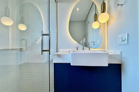 Apartamento mobiliado em Pinheiros com 2 quartos, 1 suíte e varanda. Ideal para compra. — Banheiro