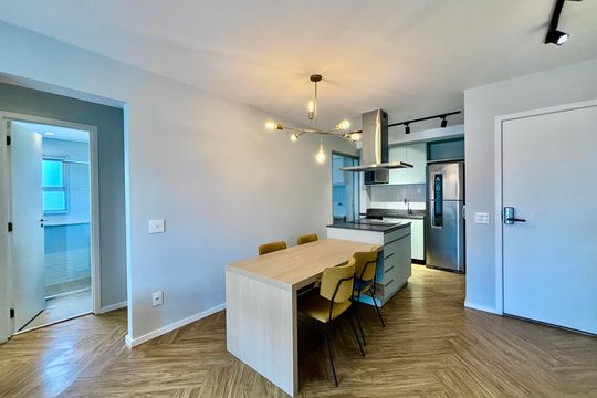 Apartamento mobiliado em Pinheiros com 2 quartos, 1 suíte e varanda. Ideal para compra. — Sala