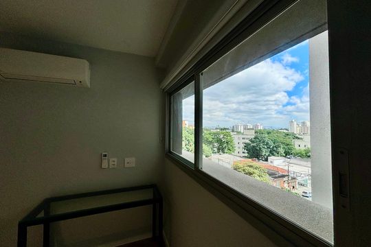 Apartamento mobiliado em Pinheiros com 2 quartos, 1 suíte e varanda. Ideal para compra. — Quarto 1