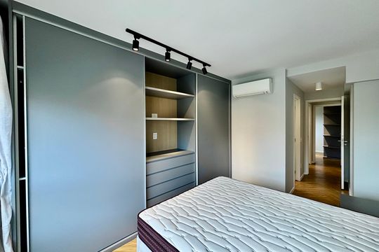 Apartamento mobiliado em Pinheiros com 2 quartos, 1 suíte e varanda. Ideal para compra. — Suite