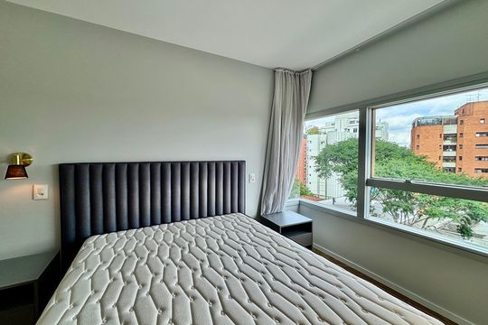 Apartamento mobiliado em Pinheiros com 2 quartos, 1 suíte e varanda. Ideal para compra. — Suite