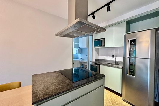 Apartamento mobiliado em Pinheiros com 2 quartos, 1 suíte e varanda. Ideal para compra. — Cozinha