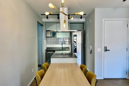 Apartamento mobiliado em Pinheiros com 2 quartos, 1 suíte e varanda. Ideal para compra. — Cozinha