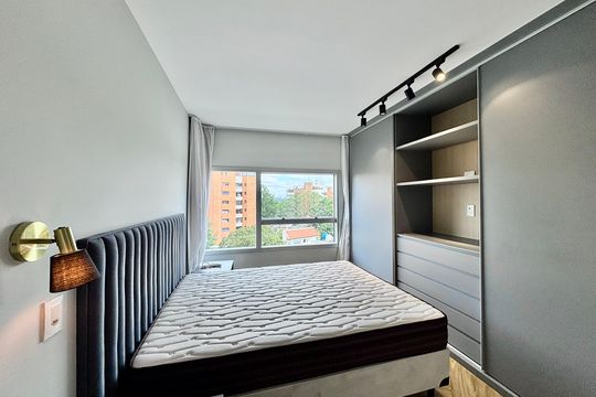Apartamento mobiliado em Pinheiros com 2 quartos, 1 suíte e varanda. Ideal para compra. — Suite