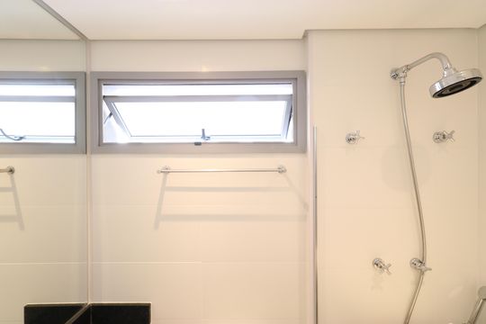Apartamento com 3 quartos e varanda em Água Branca, ideal para comprar. — Banheiro da Suíte 3