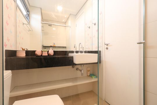 Apartamento com 3 quartos e varanda em Água Branca, ideal para comprar. — Banheiro da Suíte 2