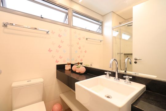Apartamento com 3 quartos e varanda em Água Branca, ideal para comprar. — Banheiro da Suíte 2