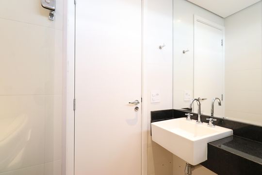 Apartamento com 3 quartos e varanda em Água Branca, ideal para comprar. — Banheiro da Suíte 3