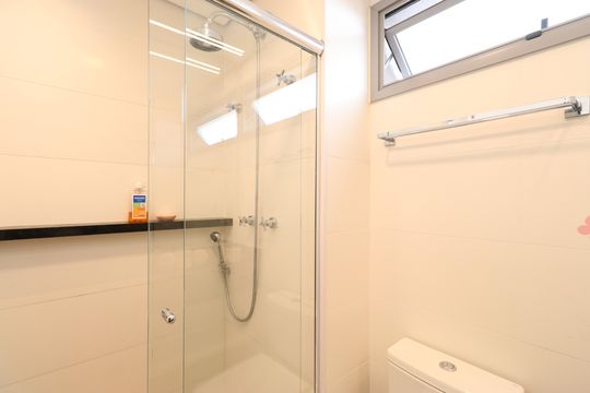 Apartamento com 3 quartos e varanda em Água Branca, ideal para comprar. — Banheiro da Suíte 2