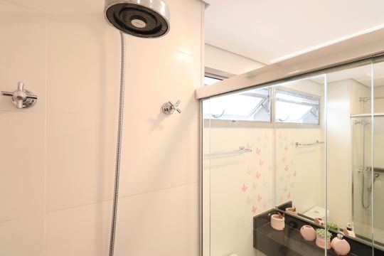 Apartamento com 3 quartos e varanda em Água Branca, ideal para comprar. — Banheiro da Suíte 2
