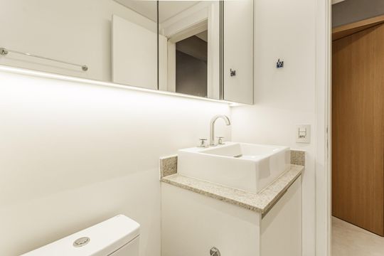Venda de apartamento com 2 suítes, piscina no condomínio e garden. — Banheiro da Suíte 2
