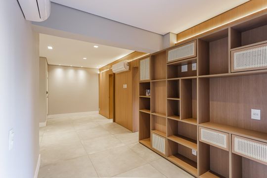 Venda de apartamento com 2 suítes, piscina no condomínio e garden. — Sala