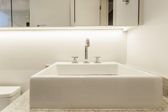 Venda de apartamento com 2 suítes, piscina no condomínio e garden. — Banheiro da Suíte 2