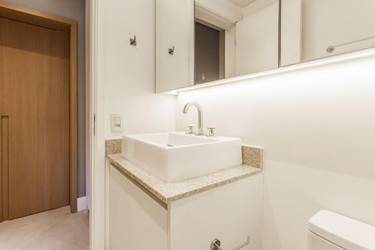 Venda de apartamento com 2 suítes, piscina no condomínio e garden. — Banheiro da Suíte 1