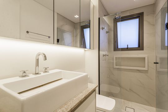 Venda de apartamento com 2 suítes, piscina no condomínio e garden. — Banheiro da Suíte 1