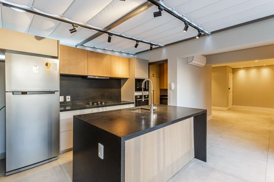 Venda de apartamento com 2 suítes, piscina no condomínio e garden. — Cozinha