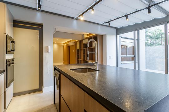 Venda de apartamento com 2 suítes, piscina no condomínio e garden. — Cozinha