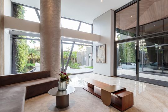 Venda de apartamento com 2 suítes, piscina no condomínio e garden. — Hall social
