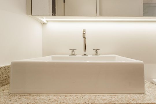 Venda de apartamento com 2 suítes, piscina no condomínio e garden. — Banheiro da Suíte 1