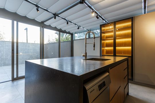 Venda de apartamento com 2 suítes, piscina no condomínio e garden. — Cozinha