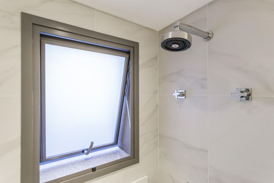 Venda de apartamento com 2 suítes, piscina no condomínio e garden. — Banheiro da Suíte 2