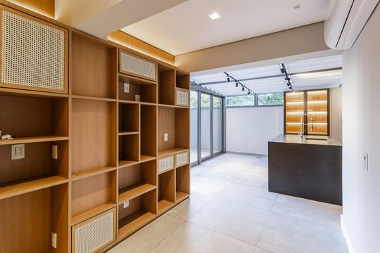 Venda de apartamento com 2 suítes, piscina no condomínio e garden. — Sala