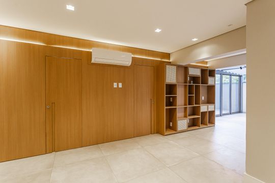 Venda de apartamento com 2 suítes, piscina no condomínio e garden. — Sala