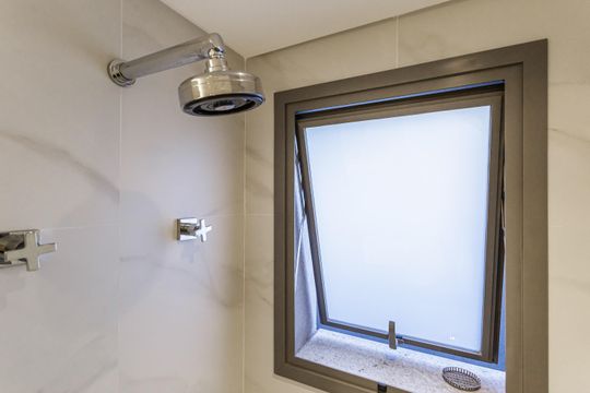 Venda de apartamento com 2 suítes, piscina no condomínio e garden. — Banheiro da Suíte 1