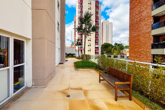 Apartamento em Perdizes com 2 quartos, varanda, closet, piscina e academia. Excelente compra! — area verde comum