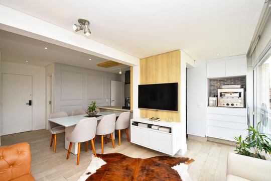 Apartamento em Perdizes com 2 quartos, varanda, closet, piscina e academia. Excelente compra! — varanda Sala de estar 2