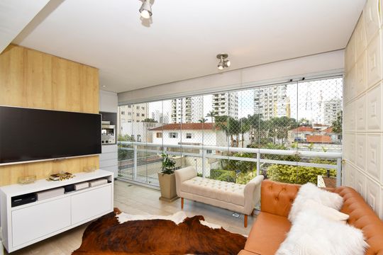Apartamento em Perdizes com 2 quartos, varanda, closet, piscina e academia. Excelente compra! — varanda Sala de estar 2
