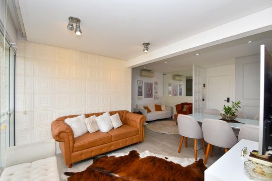 Apartamento em Perdizes com 2 quartos, varanda, closet, piscina e academia. Excelente compra! — varanda Sala de estar 2