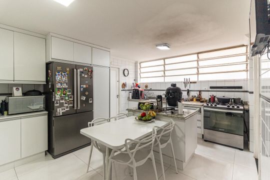 Apartamento mobiliado, 3 quartos, disponível para comprar. — Cozinha