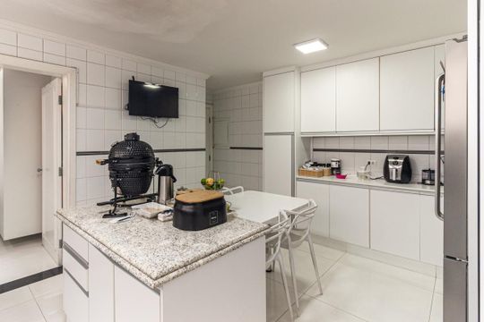 Apartamento mobiliado, 3 quartos, disponível para comprar. — Cozinha
