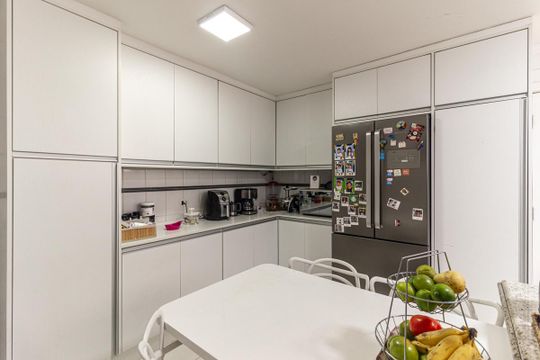 Apartamento mobiliado, 3 quartos, disponível para comprar. — Cozinha