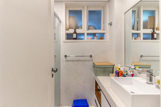 Apartamento mobiliado, 3 quartos, disponível para comprar. — Banheiro 2
