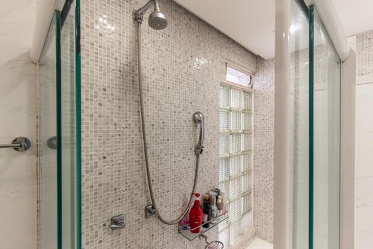 Apartamento mobiliado, 3 quartos, disponível para comprar. — Banheiro 1