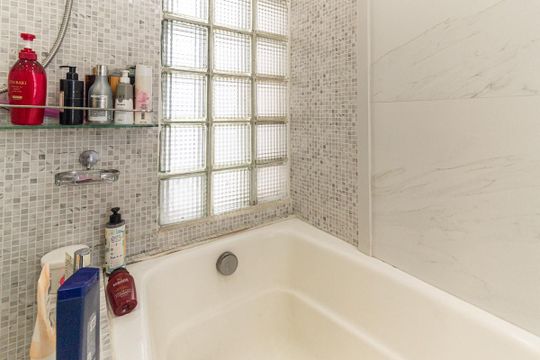 Apartamento mobiliado, 3 quartos, disponível para comprar. — Banheiro 1