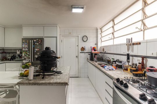 Apartamento mobiliado, 3 quartos, disponível para comprar. — Cozinha