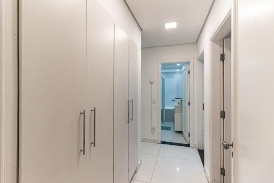 Apartamento mobiliado, 3 quartos, disponível para comprar. — Corredor