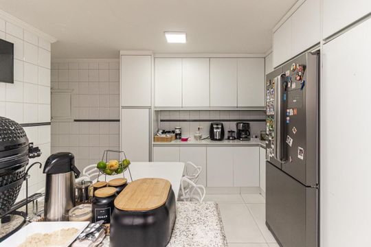 Apartamento mobiliado, 3 quartos, disponível para comprar. — Cozinha