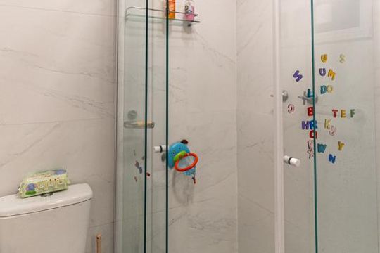 Apartamento mobiliado, 3 quartos, disponível para comprar. — Banheiro 2