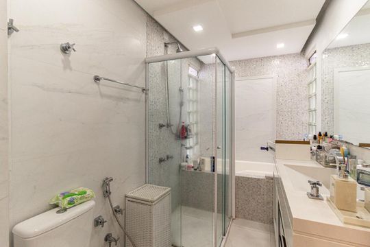 Apartamento mobiliado, 3 quartos, disponível para comprar. — Banheiro 1