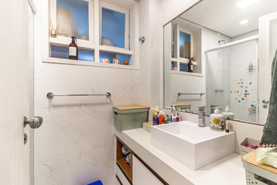 Apartamento mobiliado, 3 quartos, disponível para comprar. — Banheiro 2