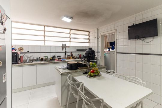 Apartamento mobiliado, 3 quartos, disponível para comprar. — Cozinha